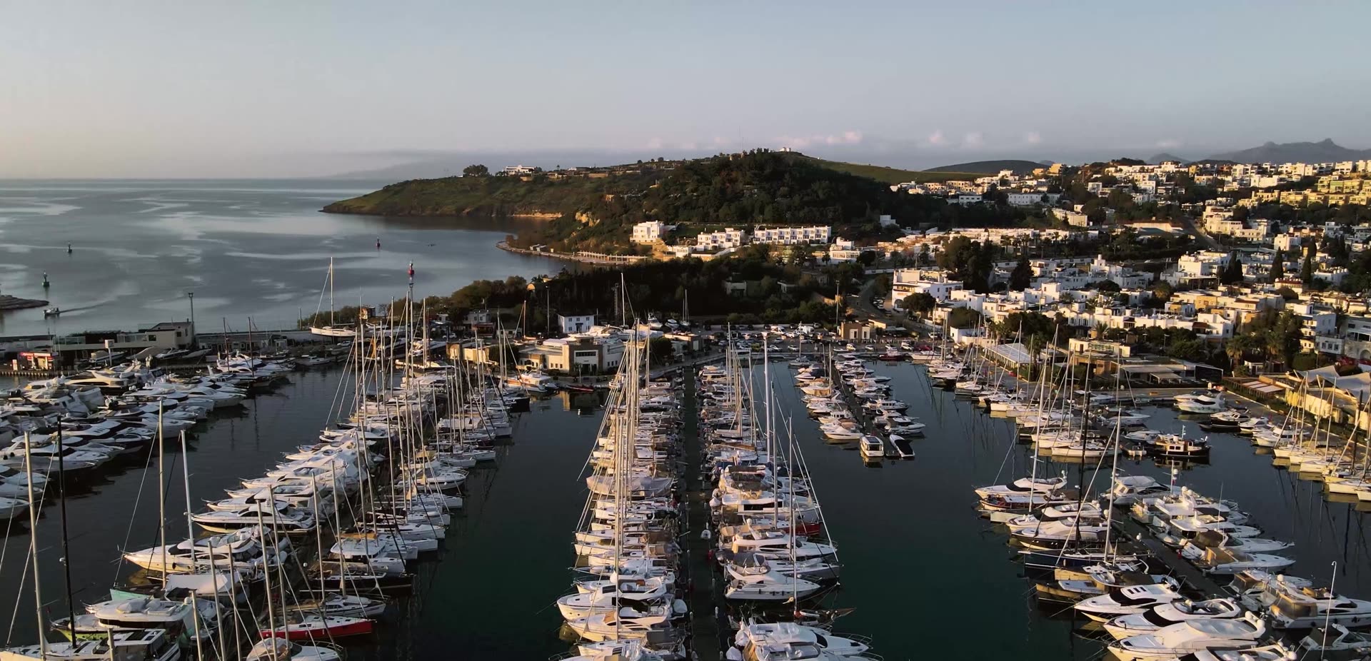 Gün batımında Bodrum marinası ve tekneler